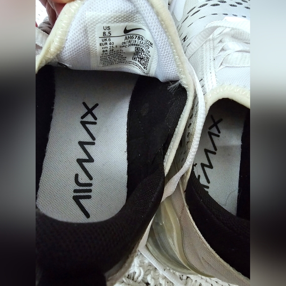 Nike Women's Air Max 270 Shoes - Picture 3 of 7